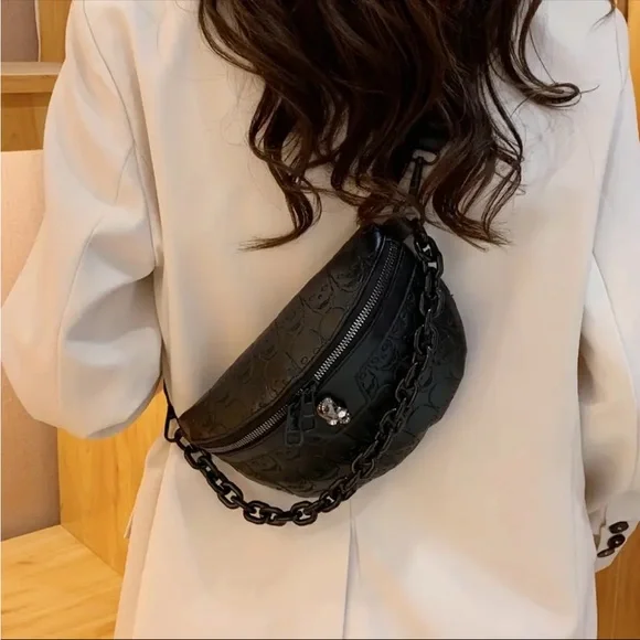 Chic Black Embossed Crossbody Bag with Chain Strap - Picture 4 of 12